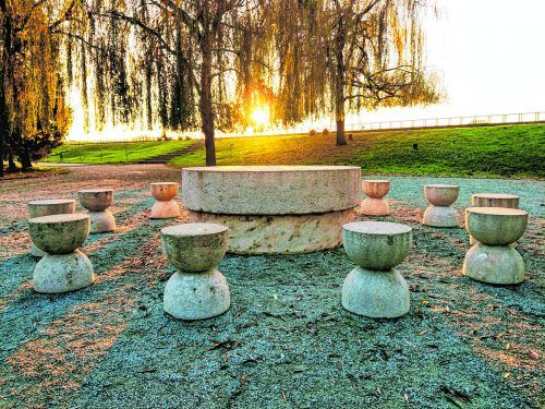 2023 soll auch eine Ausstellung mit Werken des rumänischen Künstlers Constantin Brancusi zu sehen sein. Im Bild zu sehen ist sein Werk „Table of Silence“ in Târgu Jiu, Rumänien.