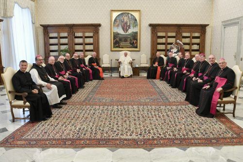 Abt Vinzenz Wohlwend und Bischof Benno (2. und 3. von links) mit den österreichischen Bischöfen beim Papst.  VATIKAN