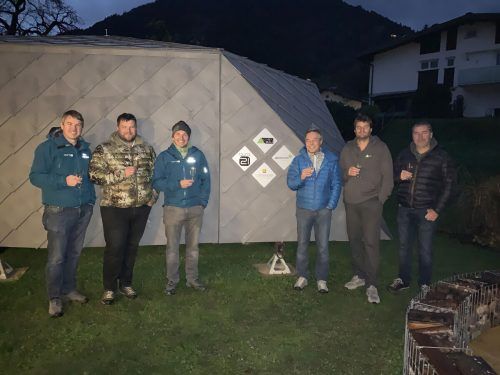 Alle Sponsoren befestigten persönlich ihre Plakette am „wisswak“. Privat