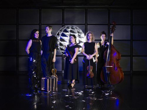 Almas Musik sprengt Grenzen, ohne mit musikalischen Traditionen zu brechen. ELSA OKAZAKI