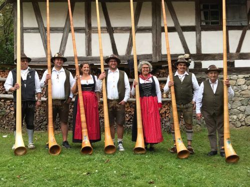 Alphornbläser aus dem Allgäu stimmen auf die Weihnachtszeit ein.