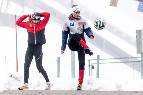 Als ehemalige Fußballerin zeigt Eva Pinkelnig (im Bild mit Sara Marita Kramer/links) auch sehr viel Gefühl im Umgang mit dem runden Leder. gepa