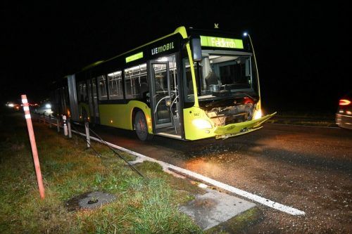 Am Bus entstand schwerer Sachschaden, der Pkw hat nur noch Schrottwert.  landespolizei