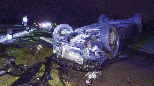 Am Fahrzeug, das auf das Dach geschleudert wurde, entstand Totalschaden.  m. shourot