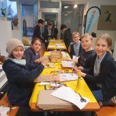 Künstler und Schüler schufen Klebekunstwerke