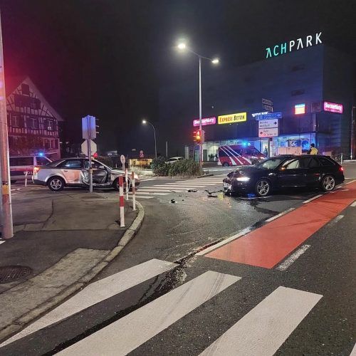 An den beiden am Unfall beteiligten Fahrzeugen entstand Totalschaden.  feuerwehr Lauterach