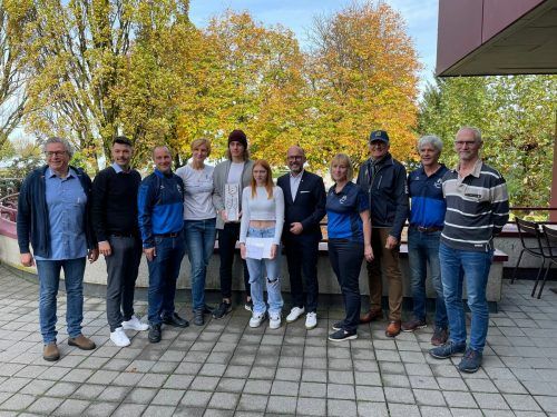 Anabel Huth und Linus Längle inmitten der Gratulanten.  SChwimmclub