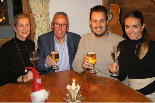 Andrea, Heribert und Christoph Klauser – mit Freundin Magdalena – freuen sich über die Haube von Gault Millau für den Damülser Hof.  stp