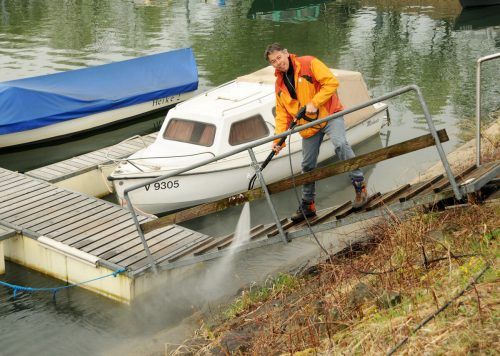 Andreas Renner, hier bei einem freiwilligen Einsatz im Hafengelände, informierte über das Sanierungsprojekt.  ajk