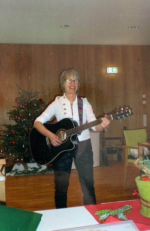 Anna musiziert heute gerne in Altersheimen.  