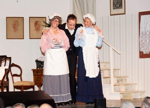 Anni Brester (Brigitte Tuttner) und Martha Brester (Nicole Maldoner) mit Jonathan Brester (Patrick Ritschel).