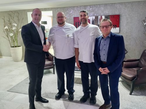Anton Gruber, Head of Catering SeneCura, und Michael Fleischhacker, F&B Direktor Senevita, gratulieren Küchenleiter Thomas Patzwald und Küchenhilfe Amin Adel Tawfik.