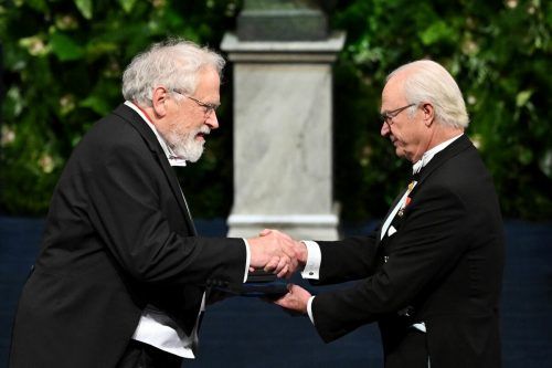 Anton Zeilinger (l). wird der Nobelpreis von König Carl XVI. Gustaf überreicht. afp
