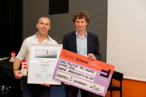 Arno Geiger (r.) und Martin Mayer nahmen Auszeichnung und Scheck entgegen. KHBG