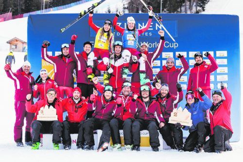 Auf den Schultern von Coach Fredi Berthold (Mitte) und Mathias Graf (r.) jubelte Sonja Gigler über ihren ersten Podestplatz im Weltcup. Gepa