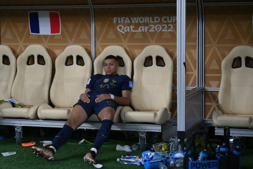 Auf der Ersatzbank versuchte Kylian Mbappé seine Gedanken zu sammeln. APA