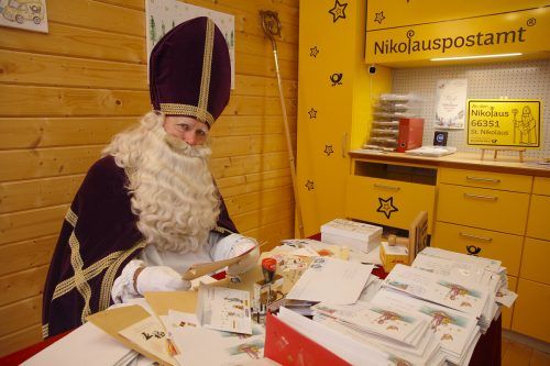 Aus aller Welt treffen Briefe beim Nikolaus ein.  Nikolauspostamt