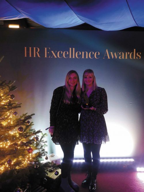 Ausgezeichnete Personalarbeit IMA Schelling wurde in Berlin mit dem HR Excellence Award in der Kategorie „Azubi- und Hochschul-Marketing“ ausgezeichnet. Eingereicht hat das Schwarzacher Unternehmen sein Tech’n’Talents Festival. Kira Piel und Kristin Homann nahmen den Preis entgegen. schelling