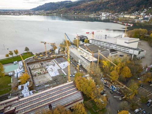 Baustellen Die beiden größten Projekte: Festspielhaus und Hallenbad.