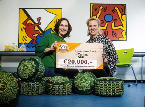 Bea Bröll (Caritas Lerncafé) und Doris Wendel (Ölz) bei der Scheckübergabe. Caritas