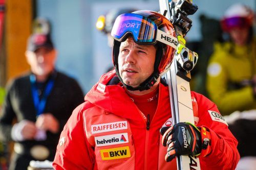 Beat Feuz trägt seine Rennski in Kitzbühel ein letztes Mal zum Lift. Gepa