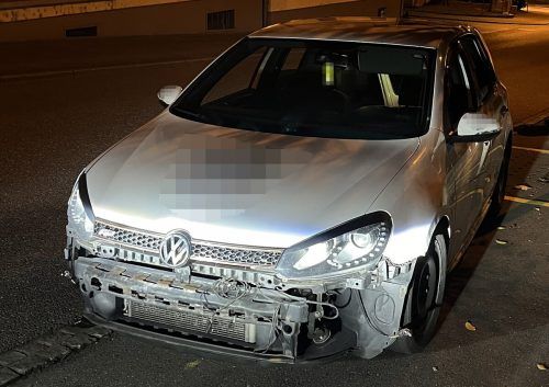 Bei dem Fluchtfahrzeug war die Stoßstange abgerissen worden. kapo