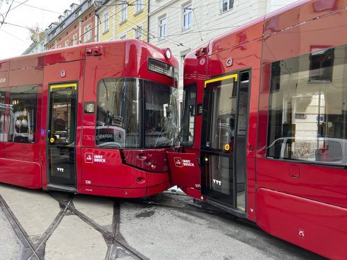 Bei dem Unfall erlitten vier Personen leichte Verletzungen.  APA