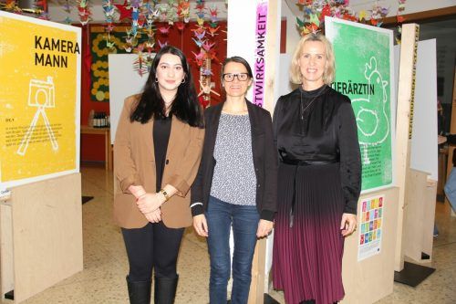 Bei der Ausstellungseröffnung waren Denise Zech, Gülsah Inan und Bea Bröll von der young caritas vor Ort.  STR