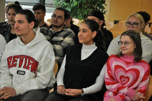 Bei der Auszeichnung wurde die Stipendiatin (Mitte) von ihren Klassenkameraden unterstützt. lcf (2)