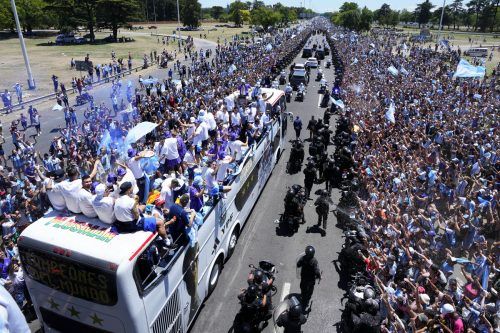 Bei der Parade in der Heimat sorgten argentinische Fans für tumultartige Szenen. AP