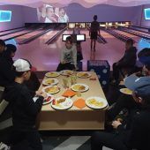 Eishockeypuck gegen Bowlingkugel getauscht