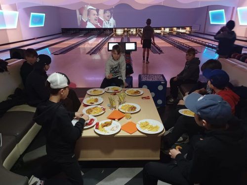 Beim gemeinsamen Bowlen in der Funworld Hard stärkten die jungen Rheintal-Bulldogs ihren Teamgeist. mima