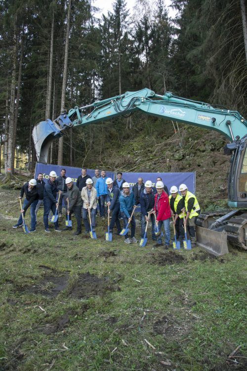 Beim Spatenstich (v.l.): Bruno Mangard, Otto Vonier, Josef Lechthaler, Hubert Malin und Andreas Drexel, Heinz Ganahl, Alexander Kasper und Johannes Sturm. Patrick Säly/ Gemeinde