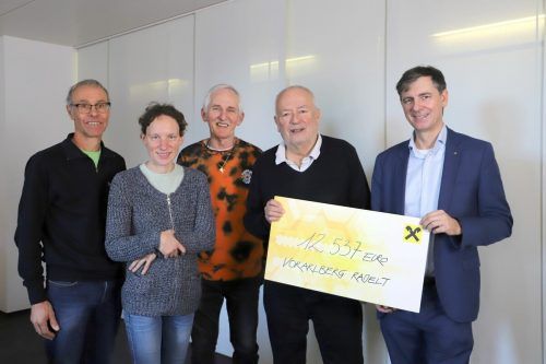 Benno Scherrer und Bernadette Gumprecht (Sunnahof), Elmar Stüttler (Tischlein deck dich), Wolfgang Burtscher (Wildpark), Michael Alge (Raiffeisen Vorarlberg). Raiffeisen