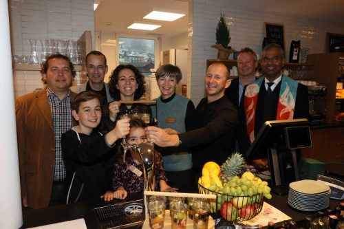 Bgm. Andreas Dobler, Linus, Markus, Verena und Elisa Prünster, Daniela und Kurt Michelini, Christof Wirth und Pfr. Varghese Georg Thaniyath.  ame