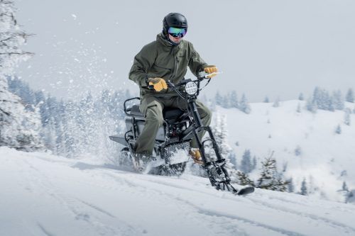 Bis zu eineinhalb Stunden lassen sich die E-Snowbikes fahren, mit einem Doppelakku sogar drei Stunden lang. NIELS SAINT-VITEUX/MoonBike