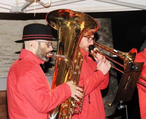 Bläserabordnung der Bürgermusik Hard sorgte vor dem Schlössle für willkommene weihnachtliche Stimmung. AJK