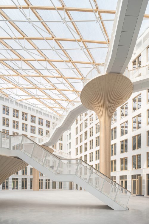 Blickfang ist das Atrium, das von vier baumförmigen Stützen dominiert wird.  I.Ivanov