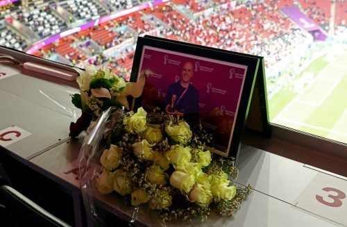 Blumen erinnerten beim Spiel England-Frankreich an Wahl. Reuters