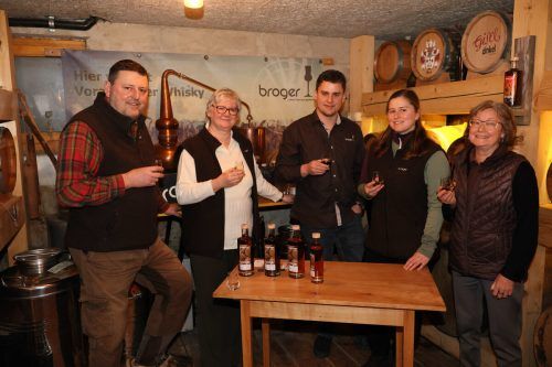Bruno, Ursula, Hannes, Anna und Ulrike Broger im Fasskeller mit ihrem ersten Rum. Ame