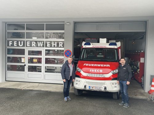 Bürgermeister Fridolin Plaickner freut sich mit Vizebürgermeister und Feuerwehrkommandant Ernst Wehinger über das neue Einsatzfahrzeug für die Gemeinde.  VN/SAH