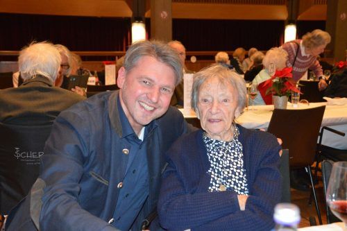 Bürgermeister Kurt Fischer mit Maria Gunz, geb. 19.Jänner 1922. vv