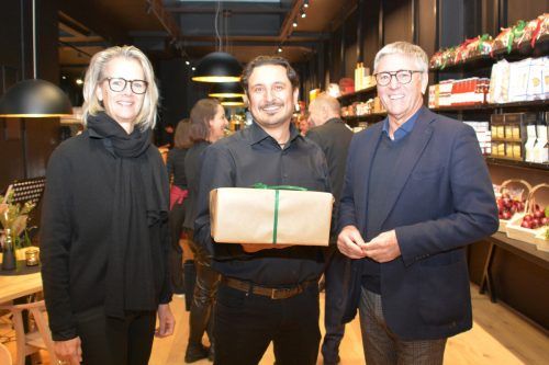 Bürgermeister Wolfgang Matt (r.) und Ehefrau Ingrid gratulierten dem Geschäftsführer Danilo Malaspina zur Eröffnung. Andrea Fritz-Pinggera