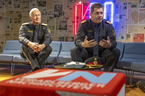 Bundespolizeidirektor Michael Takàcs (r.) mit Landespolizeidirektor Hans-Peter Ludescher im VN-Gespräch.  vn-paulitsch