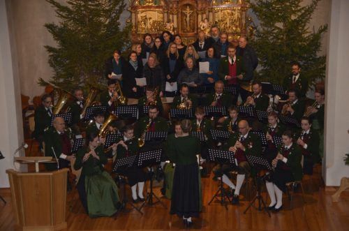 Chor Incontro und Harmoniemusik Wald a. A. luden zum Adventkonzert in die Pfarrkirche St. Anna.  DOB