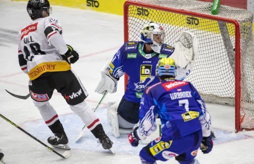 Christian Bull (l.) weiß, wie man gegen Villach ins Tor trifft. Der Pioneers-Verteidiger erzielte bei der 5:8-Niederlage die zwischenzeitliche 2:1-Führung. gepa