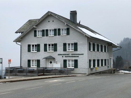 Da eine Totalsanierung aus finanziellen Gründen nicht möglich war, entschied sich die Gemeinde Laterns für eine Teilsanierung der vielbefahrenen Straße. VN/WIM