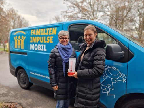 Daniela Wagner-Turken und Birgit Bertsch freuen sich über den Preis. voki