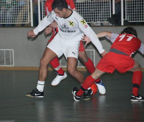 Das Bild aus dem Jahre 2009 zeigt Selcuk Olcum im Dress des FC Egg. Knobel