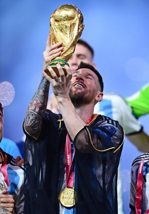 Das Bild ging um die Welt: Lionel Messi im Bischt mit dem Weltpokal. gepa